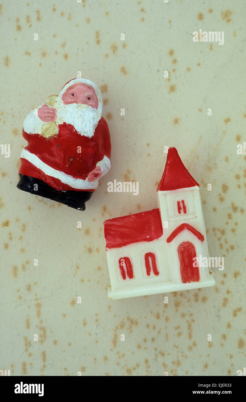 Intonaco di Babbo Natale giacente su foxed antico bianco sopra carta modello in plastica del rosso e del bianco chiesa Foto Stock