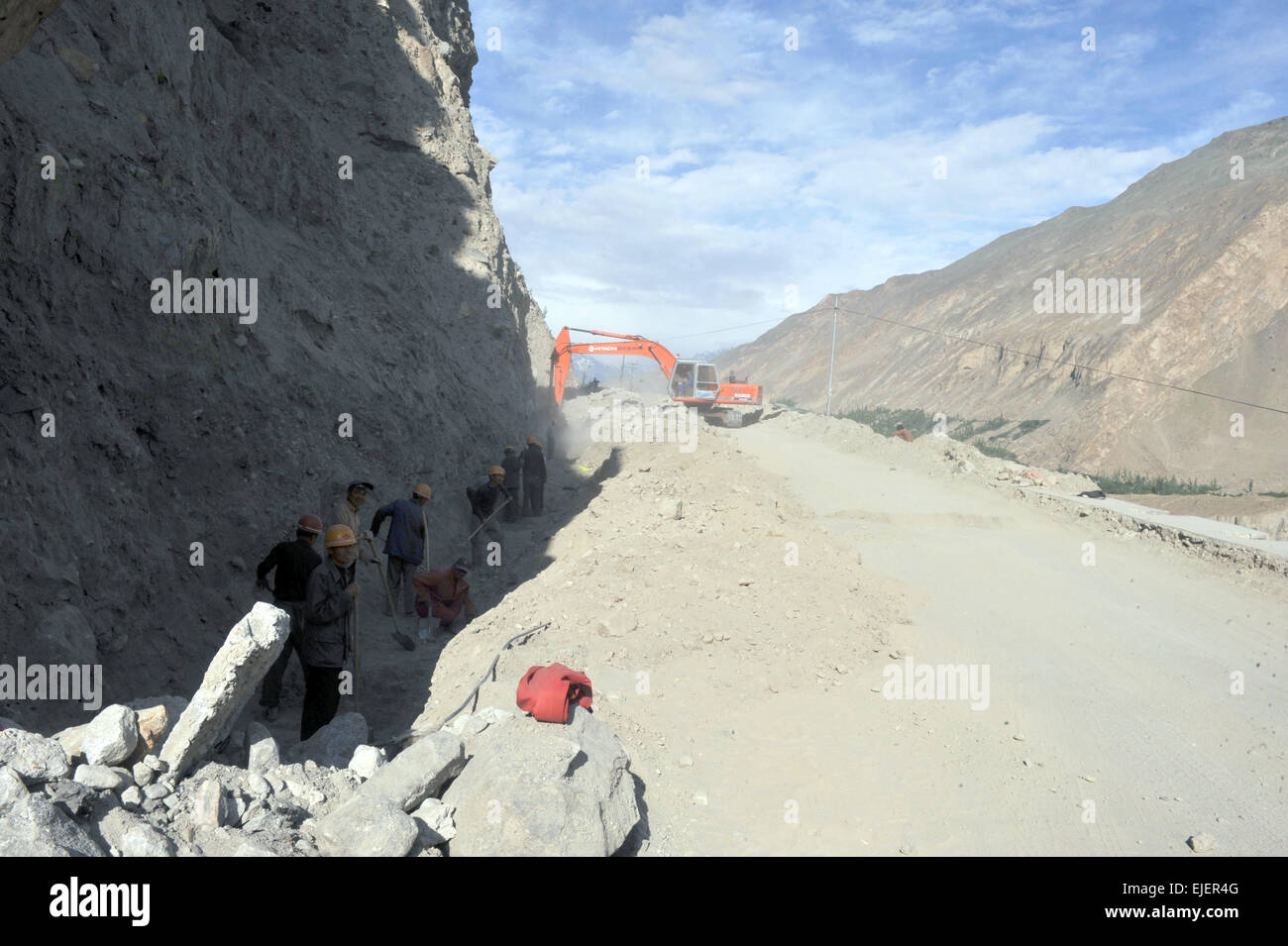 Operai cinesi costruire la Karakoram Highway il collegamento della Cina di regione dello Xinjiang con Gilgit-Baltistan regione del Pakistan. Foto Stock
