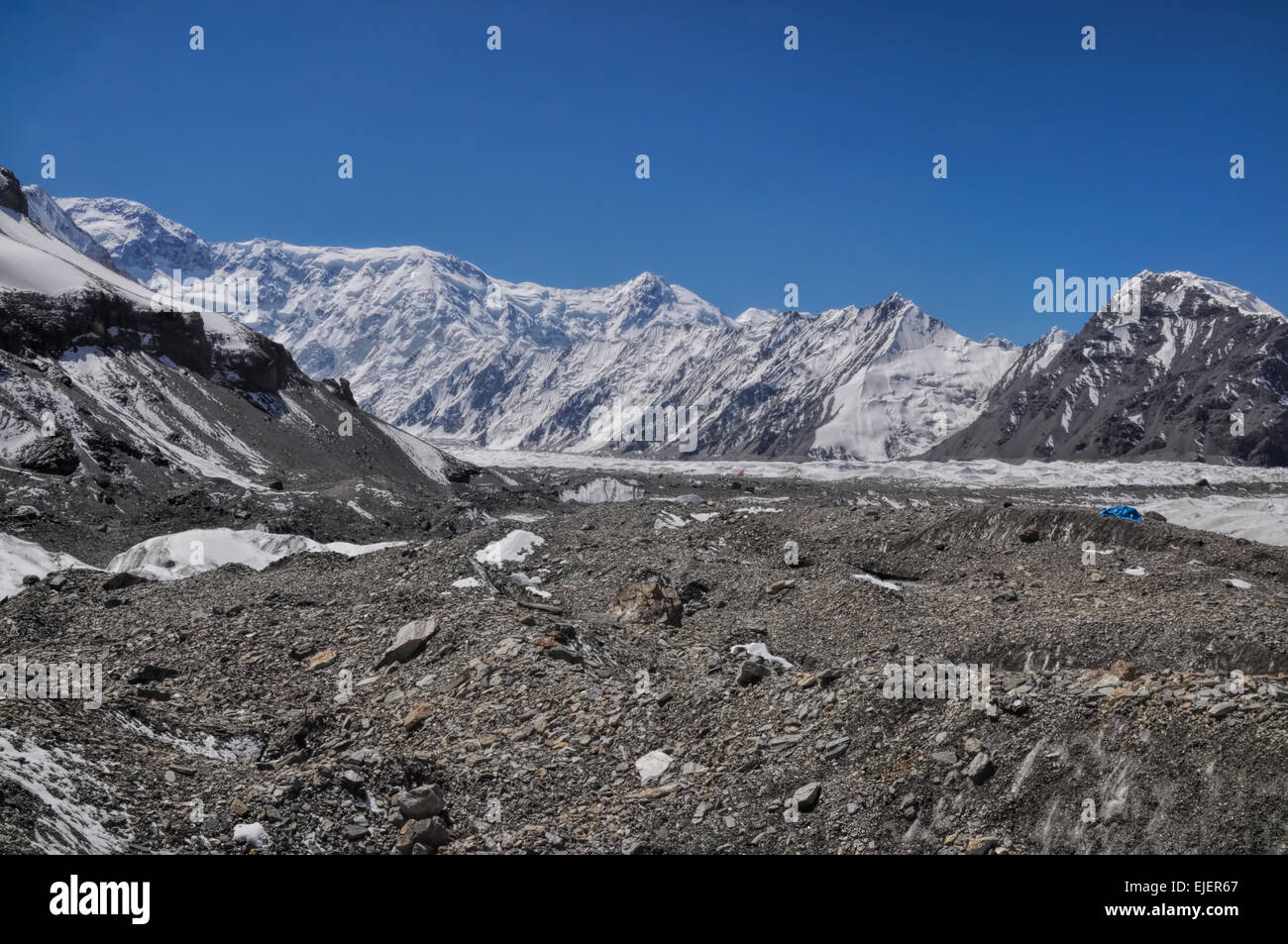 New Scenic 5 posti coperti di neve cime intorno Engilchek ghiacciaio in Tian Shan mountain range in Kirghizistan Foto Stock