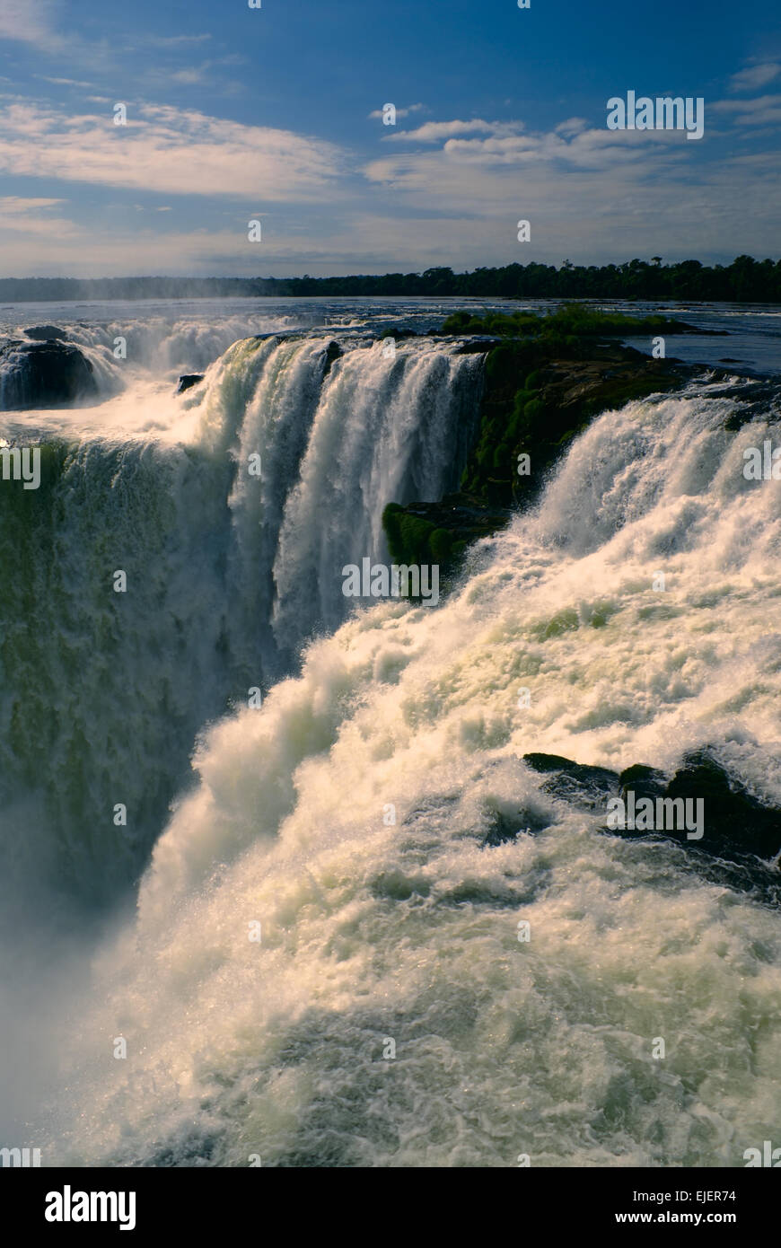 Drammatica vista delle cascate di Iguazu in Argentina Foto Stock