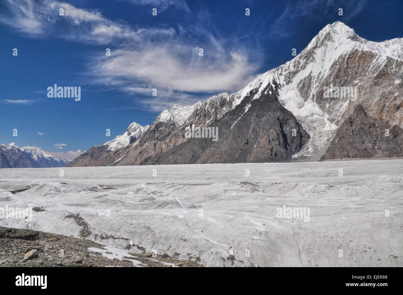 Scenic picco di montagna sopra il ghiacciaio Engilchek in Tian Shan mountain range in Kirghizistan Foto Stock