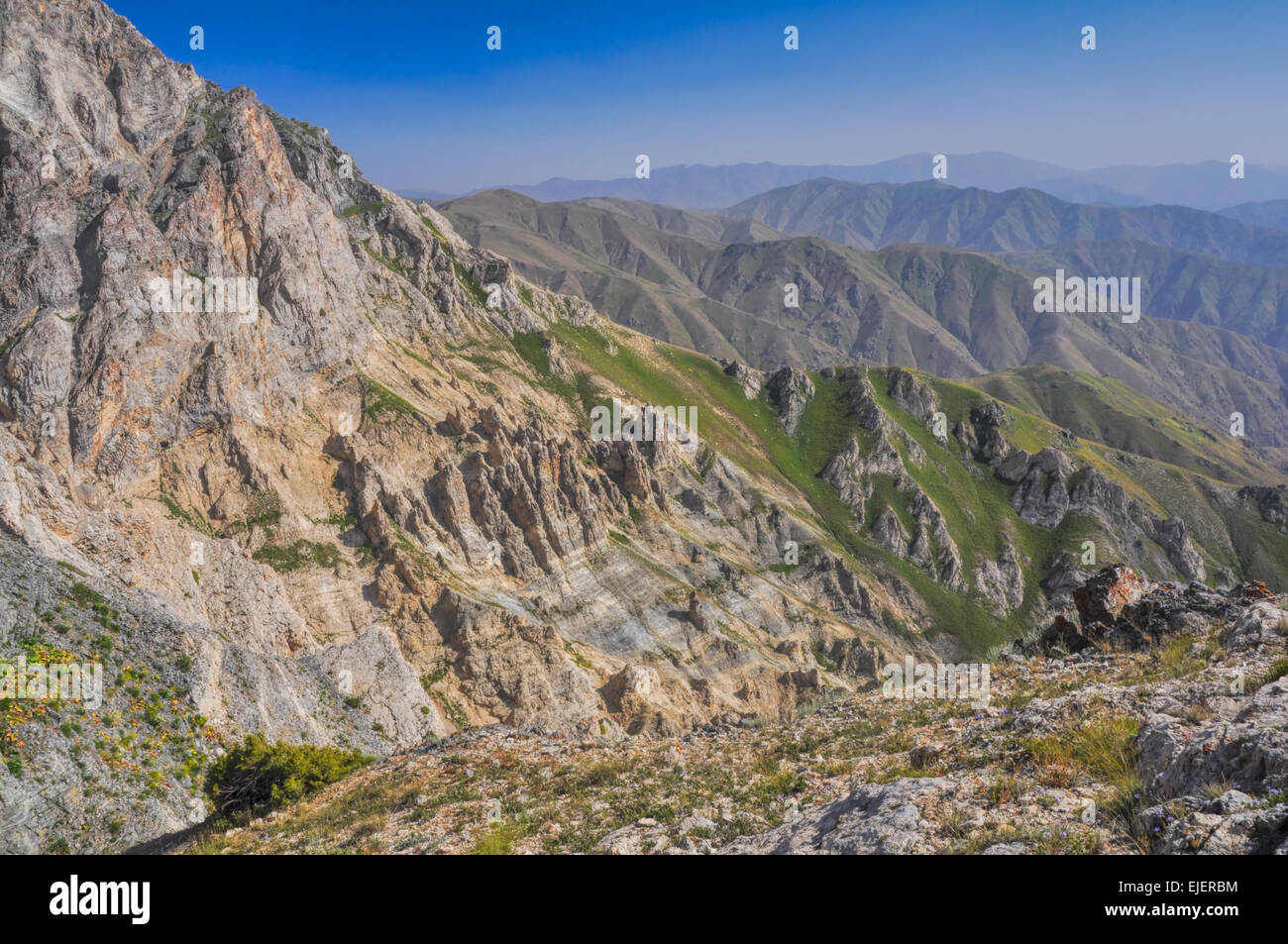 Vista panoramica del Tian Shan mountain range vicino Chimgan in Uzbekistan Foto Stock