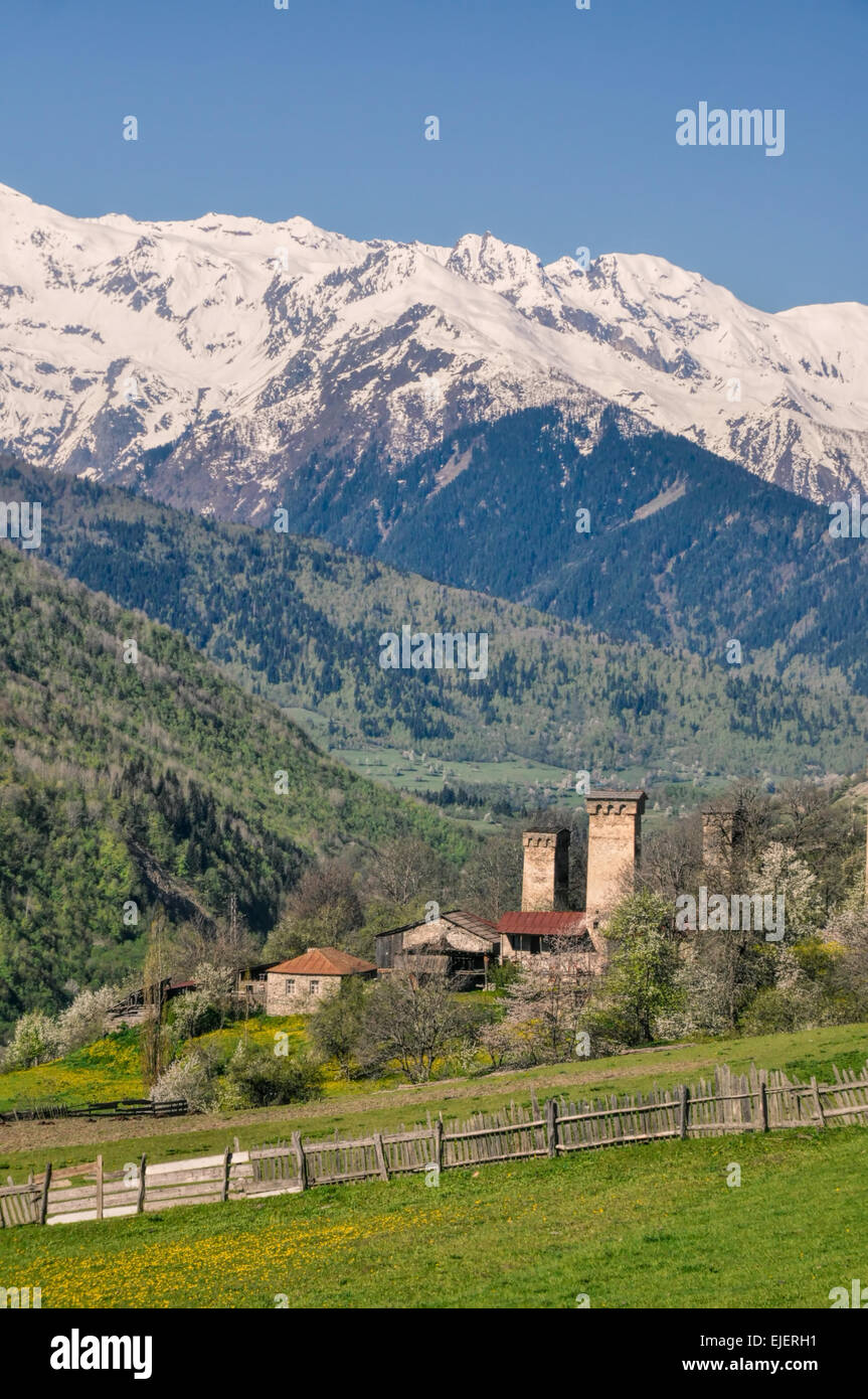 Vista mozzafiato delle cime innevate in Georgia Foto Stock