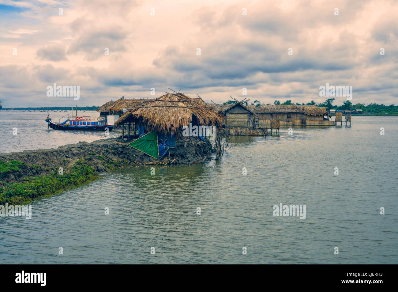 Vista panoramica del villaggio tradizionale in Bangladesh Foto Stock