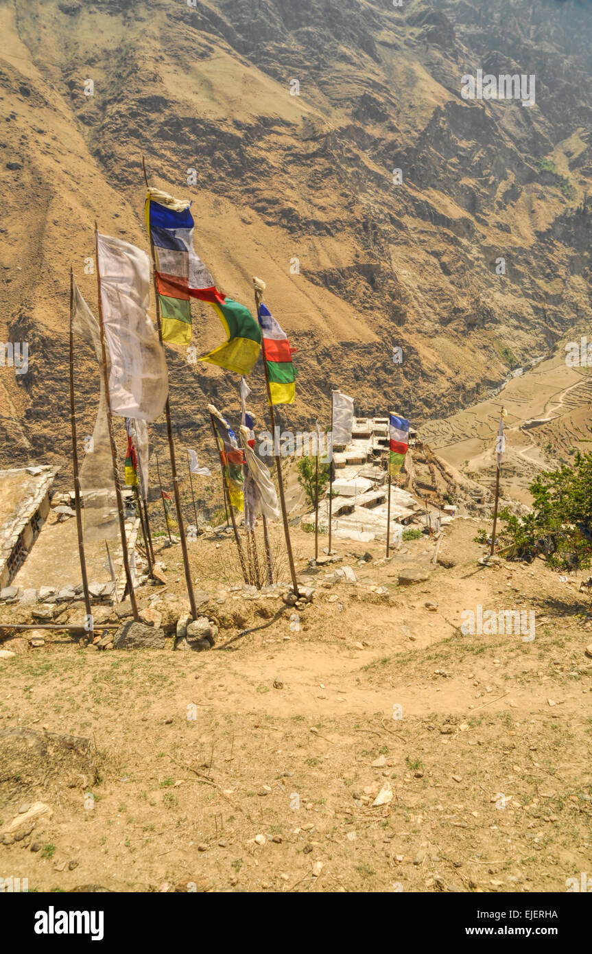 Vista pittoresca della preghiera bandiere vicino alla vecchia tradizionale villaggio nepalese Foto Stock