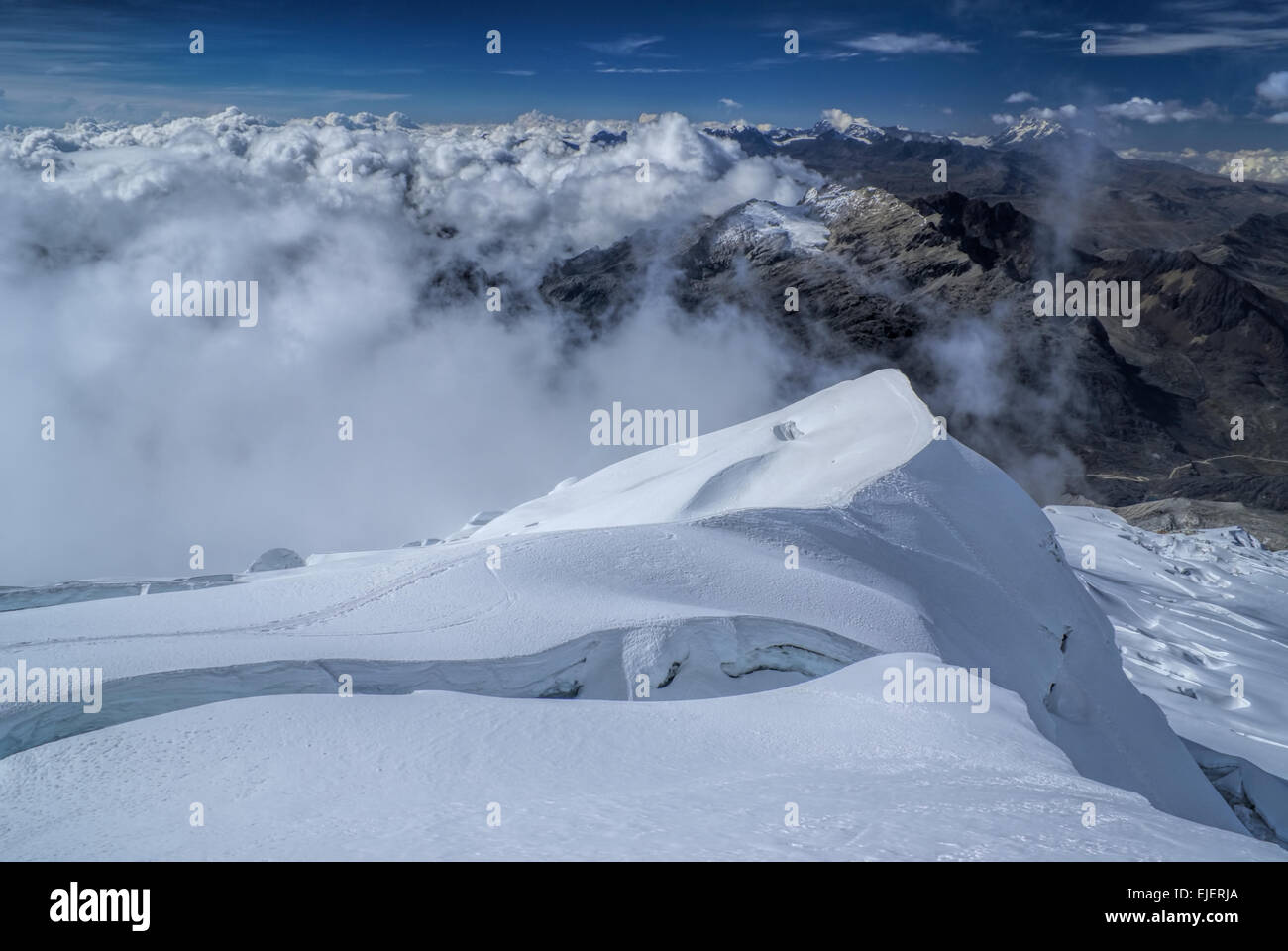 Nuvole drammatico incontro in alta quota vicino alla parte superiore di Huayna Potosi montagna in Bolivia Foto Stock