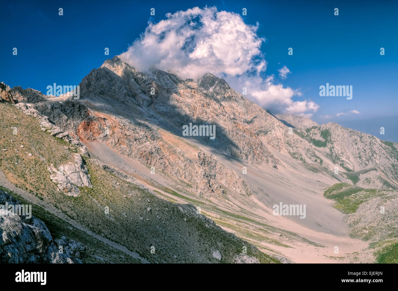 Scenic picchi di montagna con la formazione di nubi in Kirghizistan Foto Stock