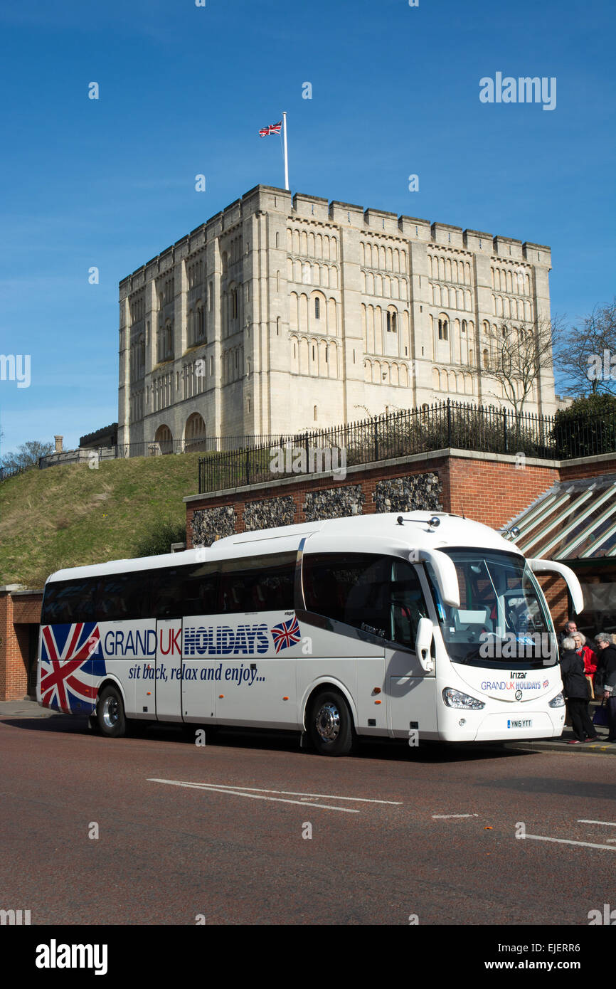 Un Grand UK Holidays coach preleva i passeggeri nella parte anteriore del Norwich Castle. Il pullman è meno di un mese Foto Stock