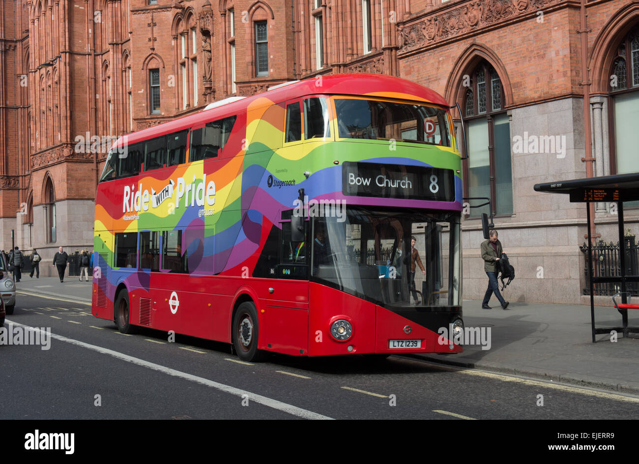 Un nuovo Londra autobus Routemaster di proprietà di trasporto per Londra e azionati da Stagecoach Londra pubblicizza Ride con orgoglio Foto Stock