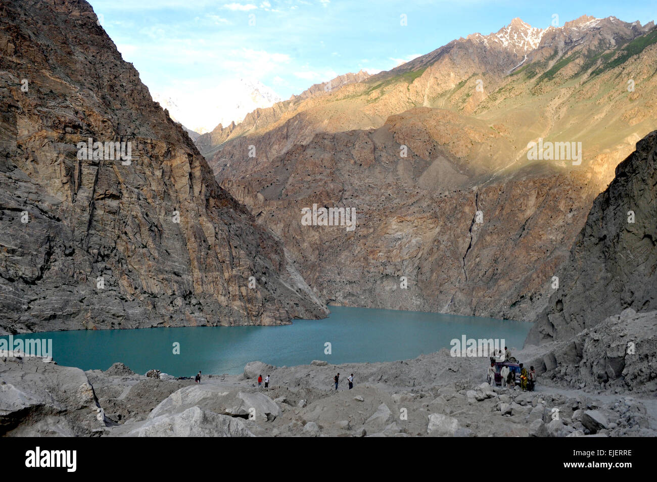 Lago di Attabad era formato a causa di una imponente frana al villaggio Attabad in Gilgit-Baltistan, Hunza River, Pakistan, Gennaio 2010. Foto Stock