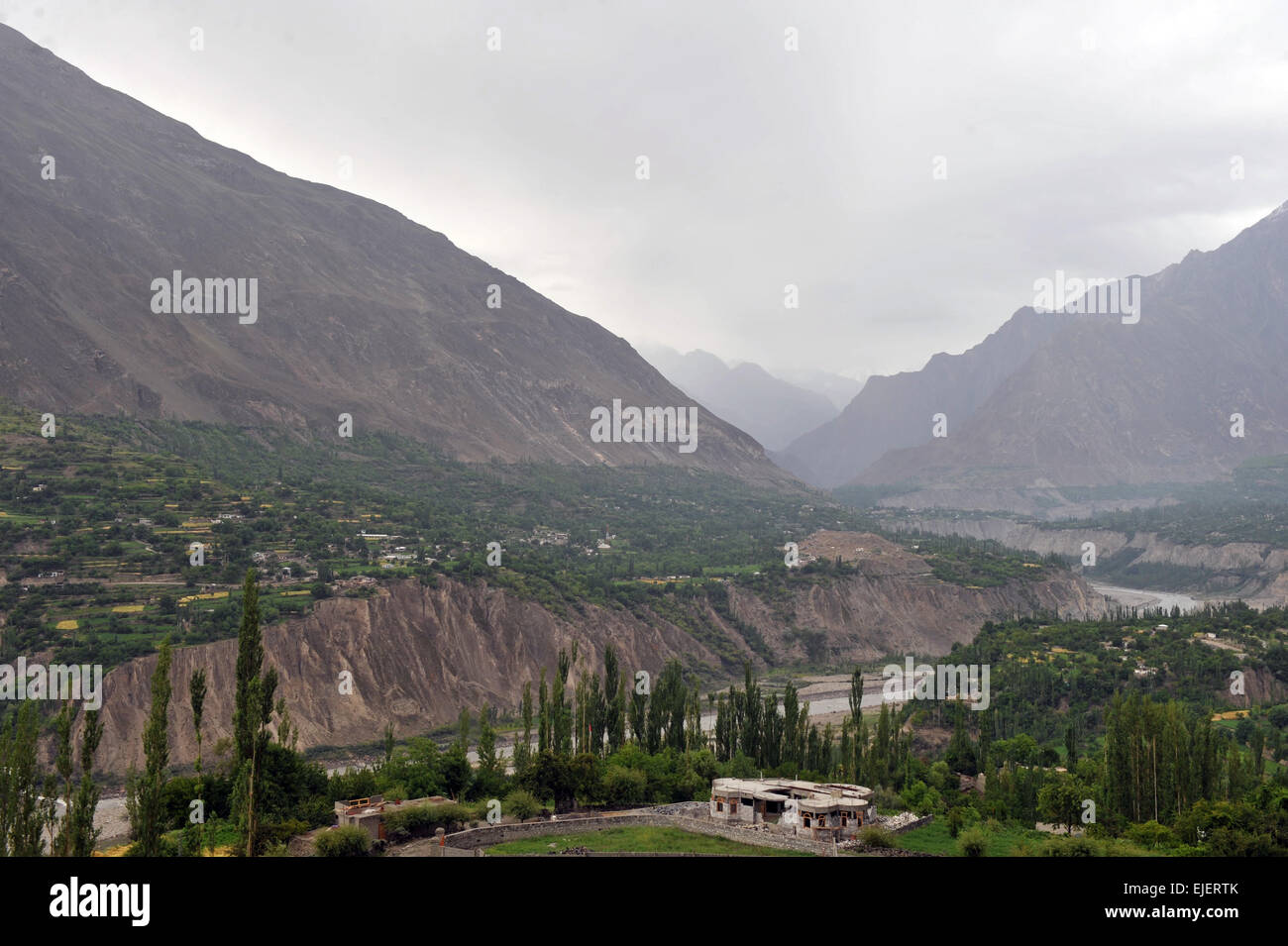 Hunza valley come visto dal Karimabad. Diran è la montagna a sinistra e Rakaposhi è a destra. Il Pakistan, Gennaio 2010. Foto Stock