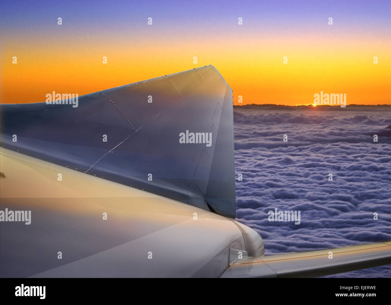 Linea aerea commerciale Jet aereo volare sopra le nuvole di Sunrise Foto Stock