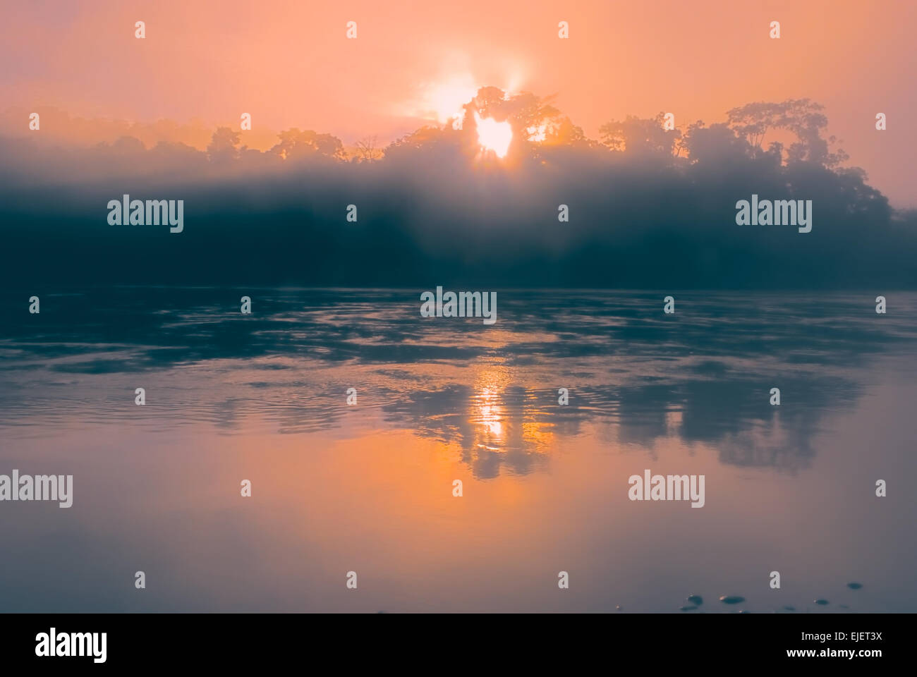 Sunrise mistico sopra il lago nelle Ande boliviane Foto Stock