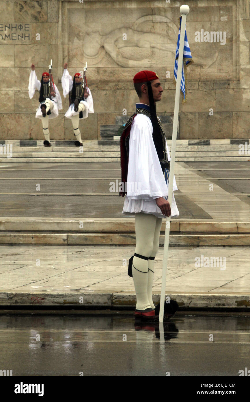 Atene, Grecia. 25 Mar, 2014. Soldati greci prendere parte nel Giorno Di Indipendenza parade ad Atene, in Grecia, il 25 marzo 2014. Il Giorno Di Indipendenza segna l inizio della rivoluzione greca contro la dominazione ottomana nel 1821. © Marios Lolos/Xinhua/Alamy Live News Foto Stock