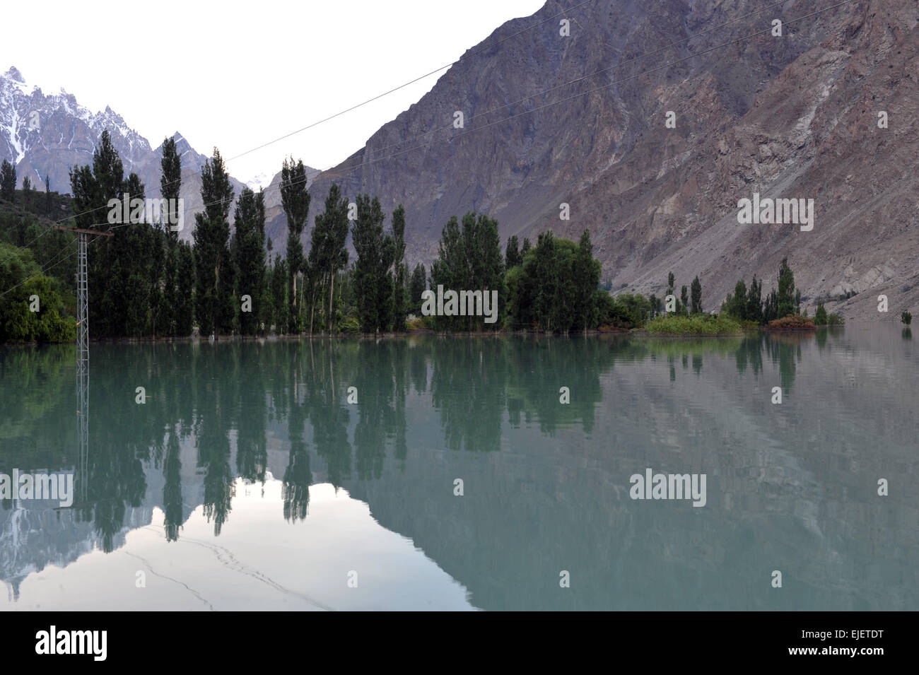 Lago di Attabad era formato a causa di una imponente frana al villaggio Attabad in Gilgit-Baltistan, Hunza River, Pakistan, Gennaio 2010. Foto Stock