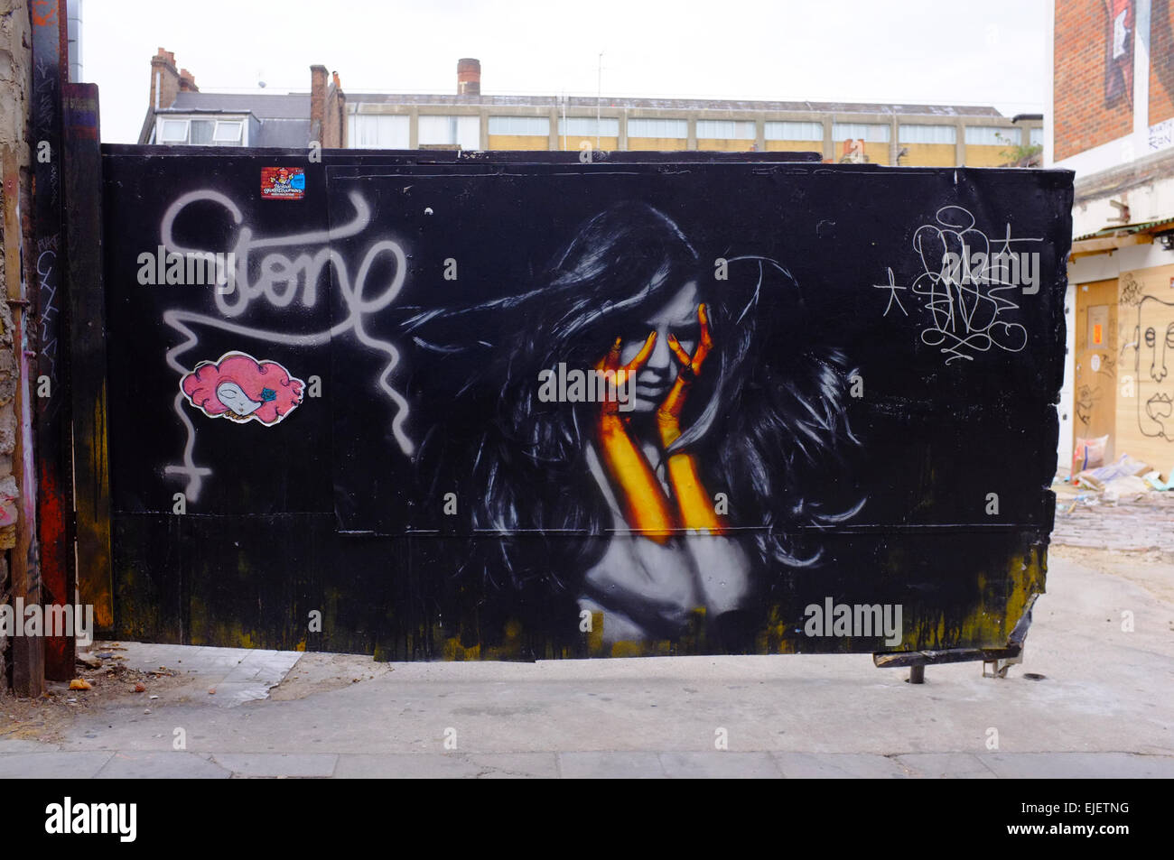 Sin City donna glamour Graffiti sul cancello in Shoreditch, a est di Londra - Inghilterra Foto Stock
