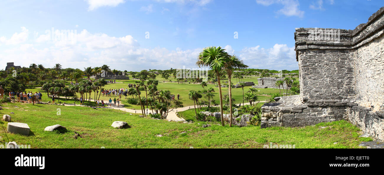 Un panorama di Tulum, il sito di un precolombiana Maya città murata sulla penisola dello Yucatan, Quintana Roo, Messico Foto Stock