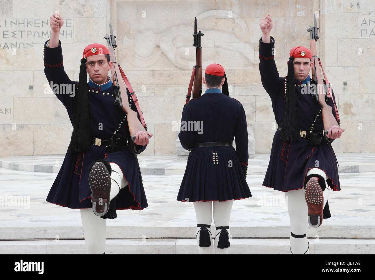 ATHENS, Grecia - 23 Marzo 2015: Soldati nel tradizionale greco uniformi durante il cambio ufficiale della guardia davanti o Foto Stock