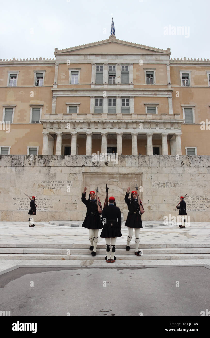 ATHENS, Grecia - 23 Marzo 2015: tradizionale greco per le protezioni durante il cambio ufficiale della guardia di fronte al Parlamento europeo Foto Stock