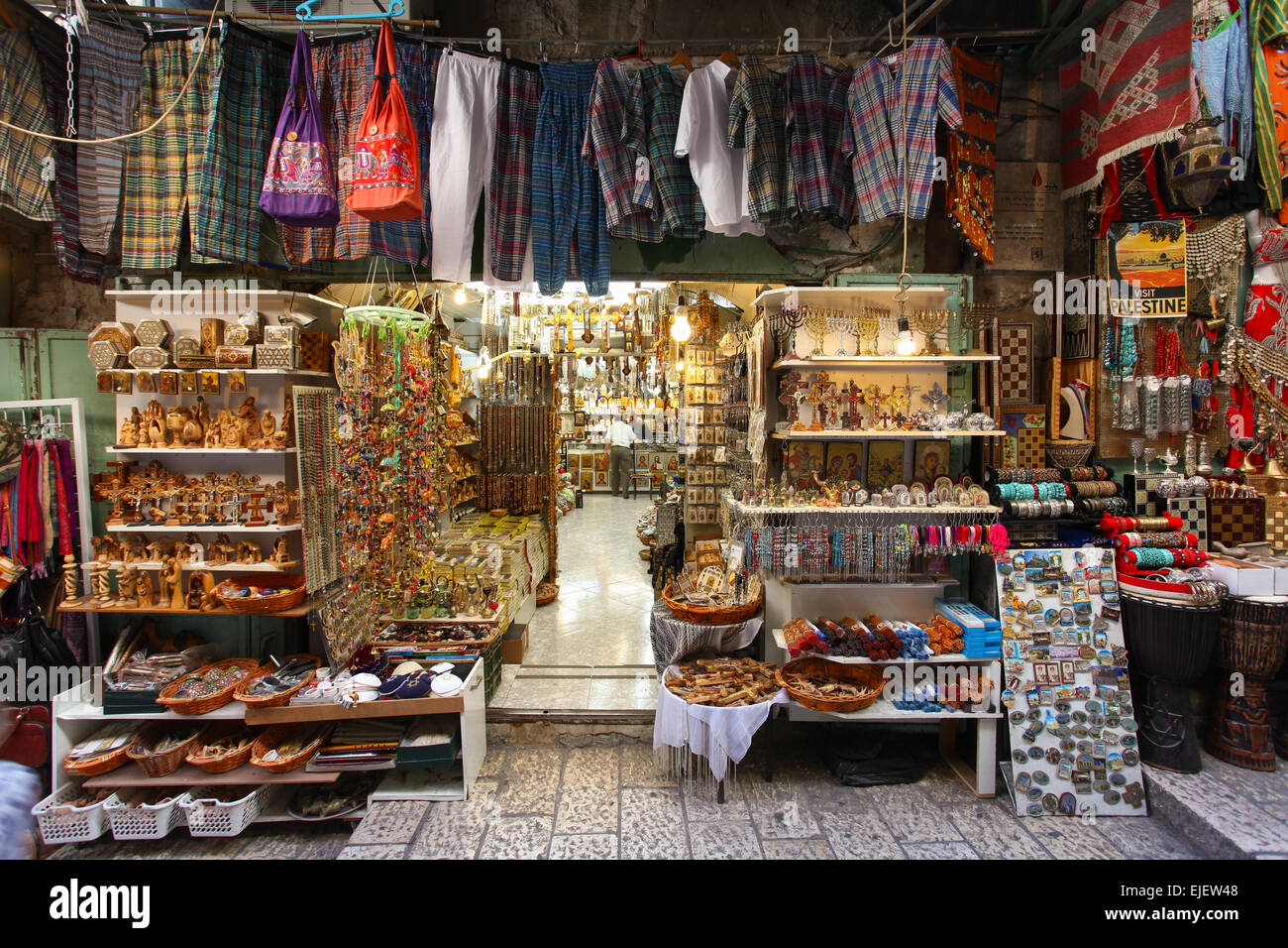 Tipico mercato vecchio colorati souvenir shop nella città vecchia di Gerusalemme, dalla Porta di Jaffa. Foto Stock