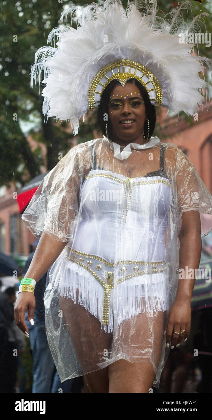 Ballerino di carnevale vestito in abiti esotici, carnevale di Notting Hill Foto Stock