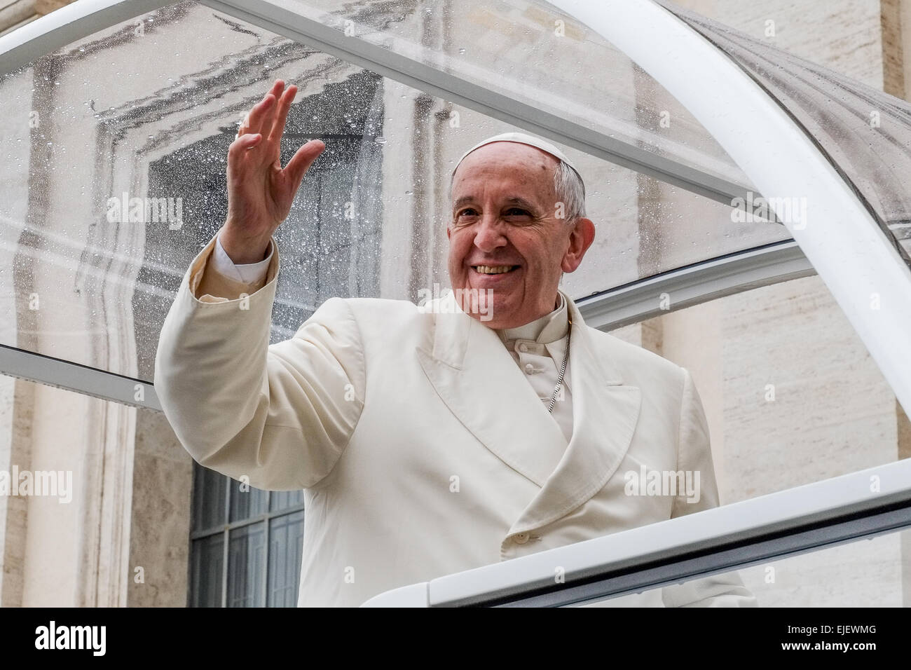 Città del Vaticano. 25 Mar, 2015. Anche se il brutto tempo oltre 13.000 pellegrini venuti in piazza San Pietro per l udienza generale di Papa Francesco Credito: Davvero Facile Star/Alamy Live News Foto Stock