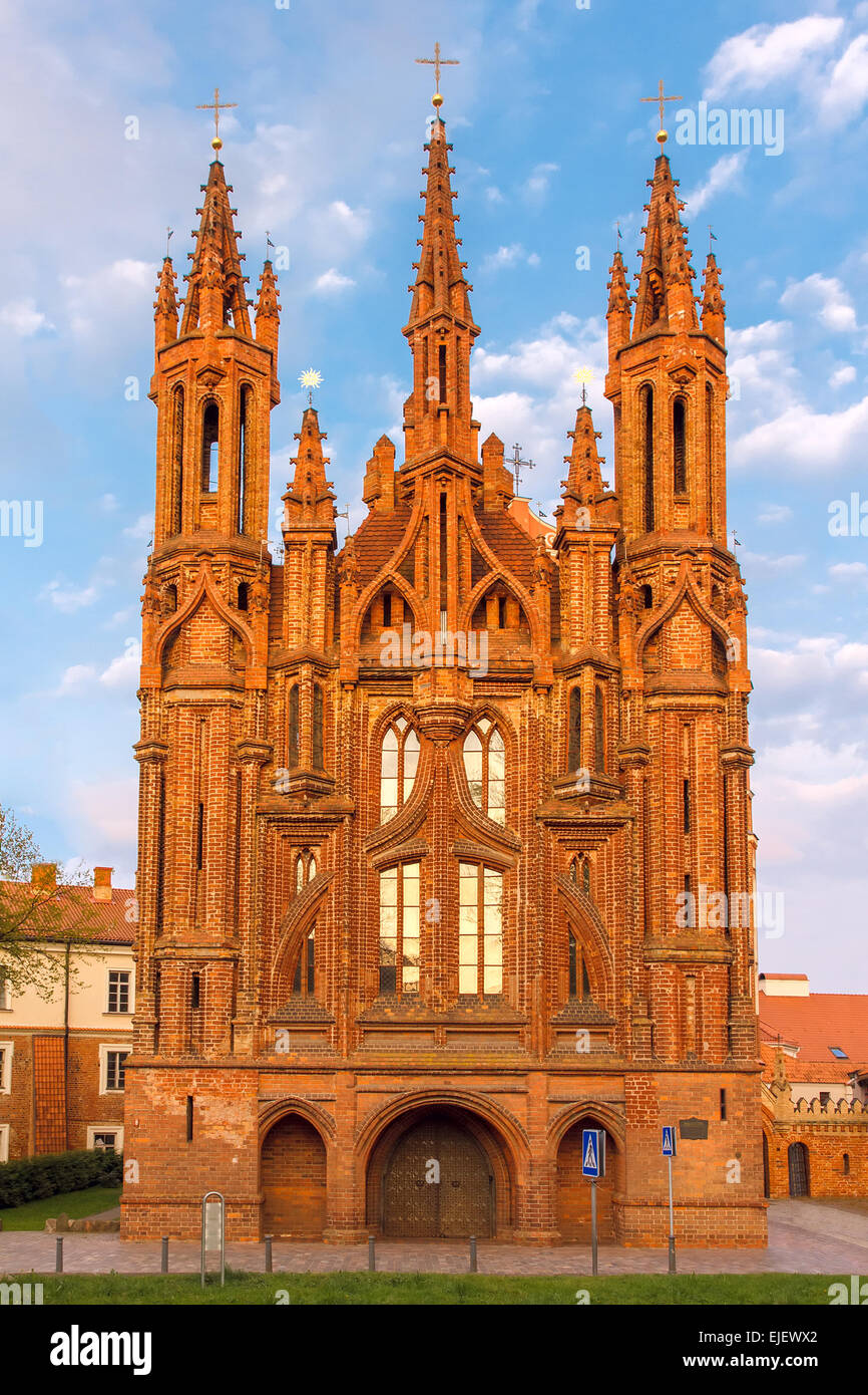Facciata della chiesa di Saint Anne's Chiesa al tramonto la luce a Vilnius, in Lituania. Foto Stock