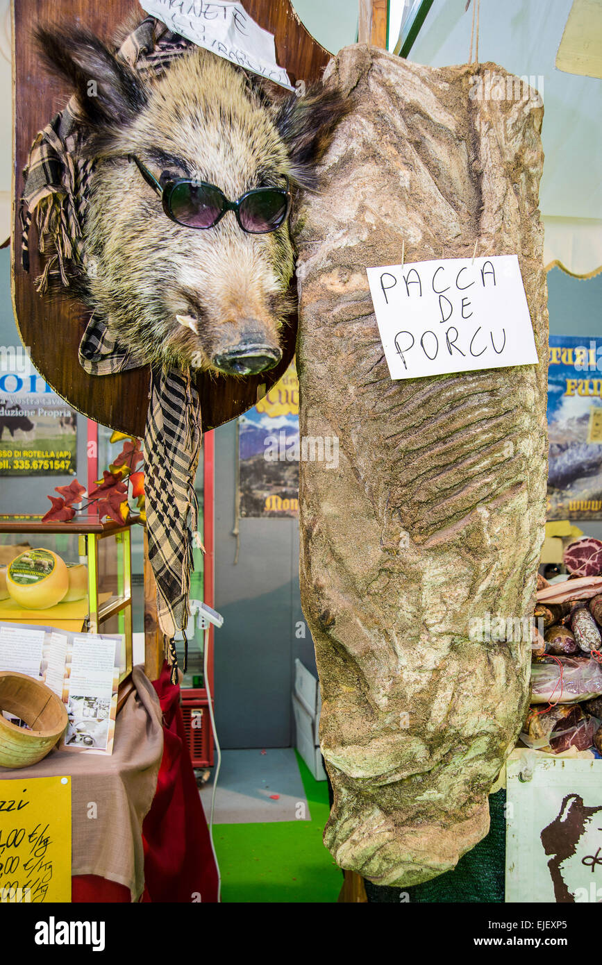 Marche, Fermo, Marche Tipicità, tipico 2015, stand alimentari 'Bottega della cuccagna', salumi Marchigiani, 'la pacca de porcu', metà Disossate la carne di maiale stagionata. Foto Stock