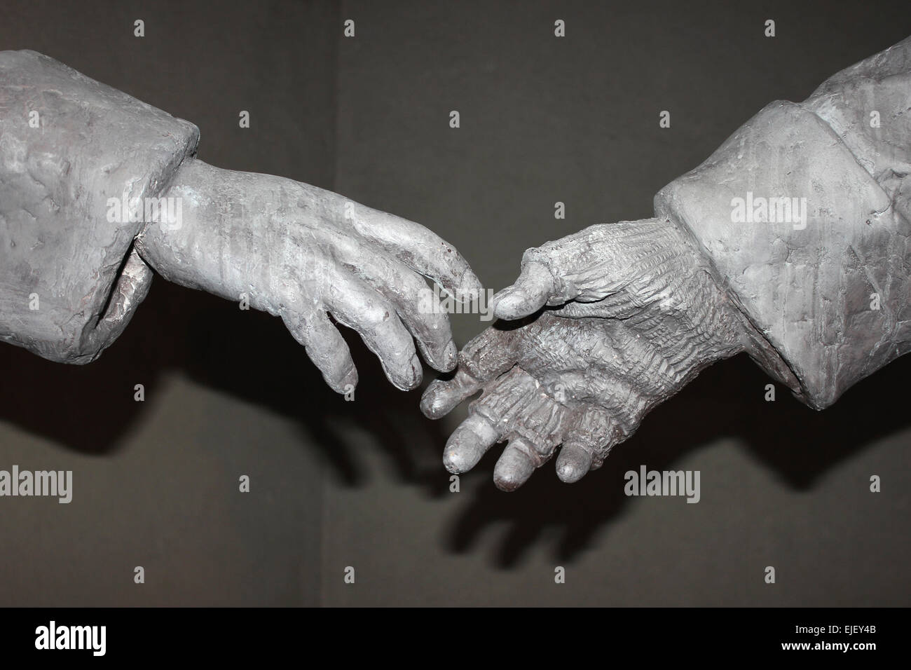 In procinto di agitare le mani, il momento inglesi e soldati tedeschi smesso di combattere e di calcio giocato il giorno di Natale 1914 Foto Stock