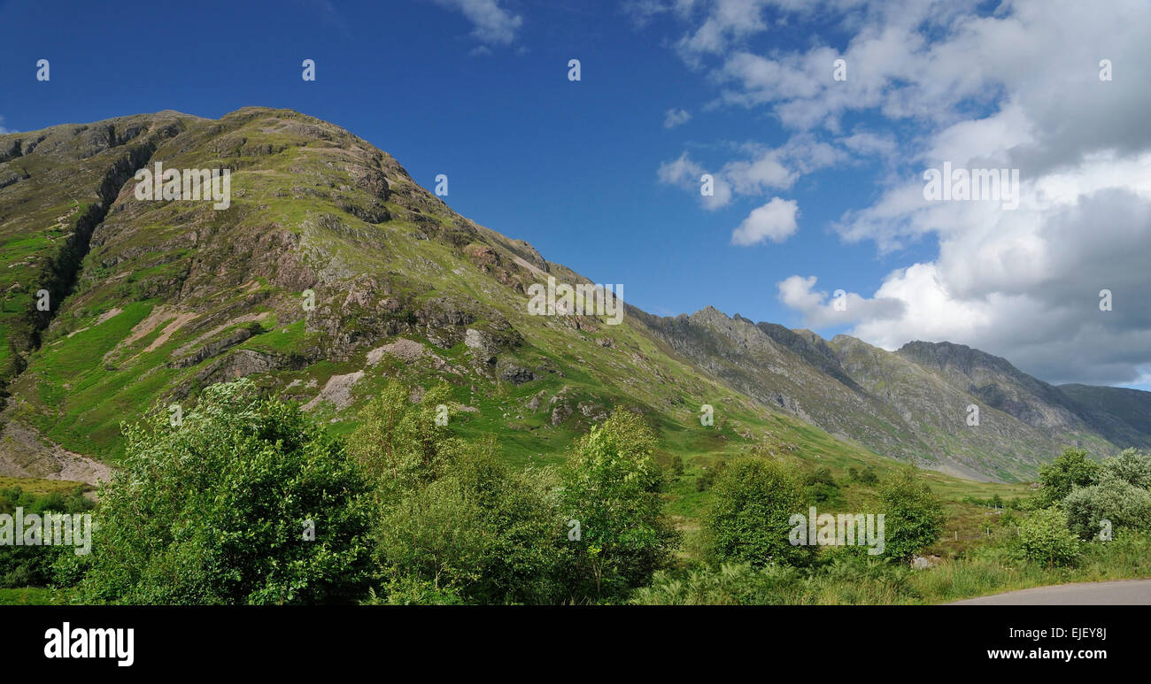 Sgorr nam Fiannaidh & Aonach Eagach Ridge, Glen Coe, Scozia Clachaig Gully sulla sinistra Foto Stock