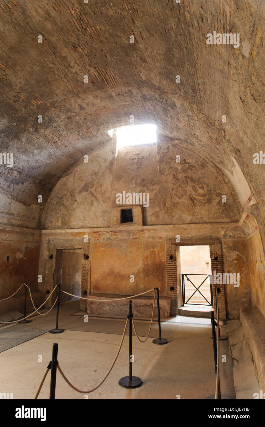 Interno del bagno pubblico a Pompei. Pompei è un rudere di antico città romana nei pressi di Napoli in Italia. Foto Stock