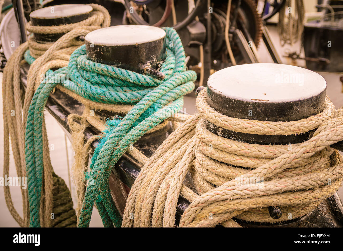 Funi su un lato della vecchia nave a vela, closeup, della prospettiva e profondità di campo. Foto Stock