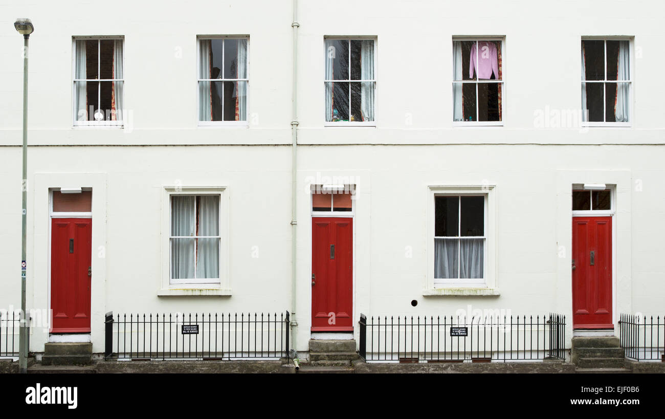 La terrazza a tre case di città con il rosso delle porte anteriori. Museo Road. Oxford, Inghilterra Foto Stock La terrazza a tre case di città con il rosso delle porte anteriori. Museo Road. Oxford, Inghilterra Foto Stock