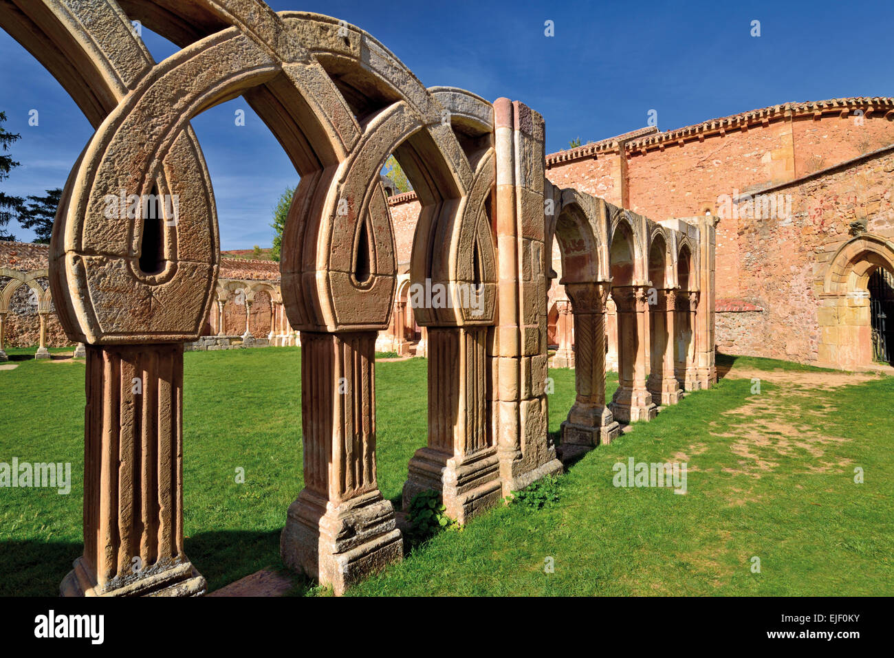 Spagna, Castilla-León: aria aperta chiostro del Monastero di San Juan de Duero in Soria Foto Stock