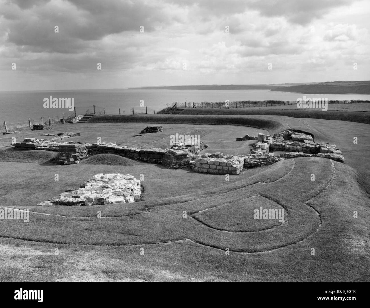 Resti di un C4thAD fortificato romano stazione di segnale sul promontorio di spicco tra due baie a Scarborough, North Yorkshire, Regno Unito. Foto Stock