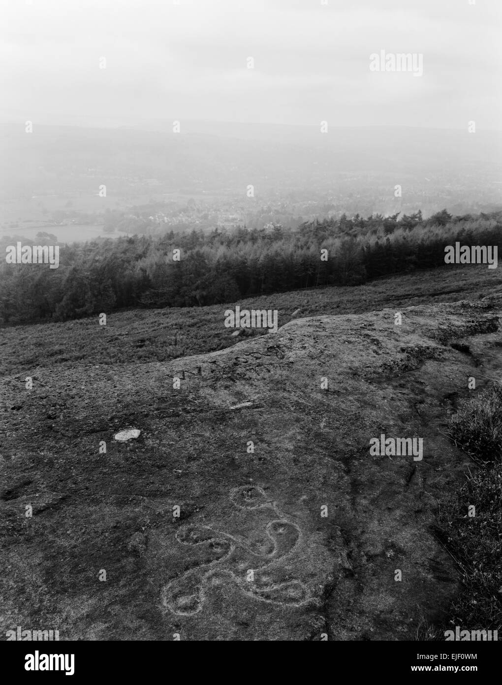 Età del ferro rock carving di una svastica in senso antiorario (scanalatura & croce di 9 tazze) su Woodhouse roccioso affacciato Ilkley in Wharfedale, West Yorkshire. Foto Stock