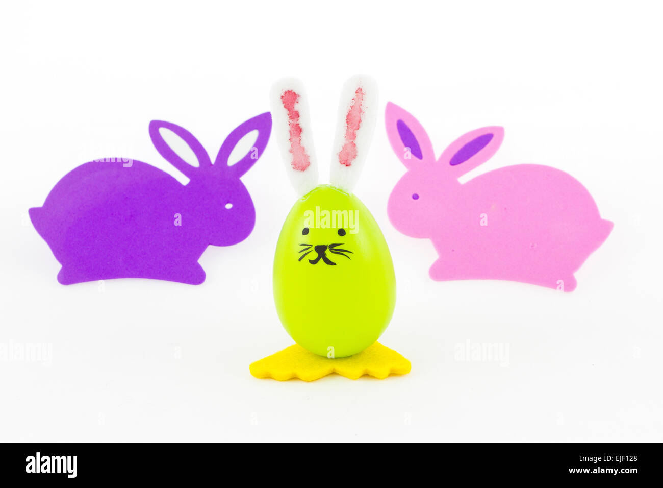 Decorazione per la Pasqua con tre coniglietti colorati Foto Stock