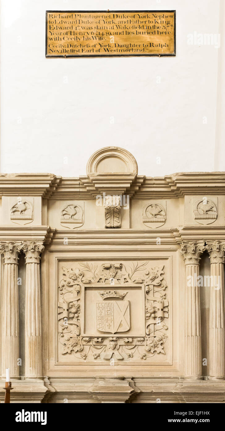 Fotheringhay, Northamptonshire, Regno Unito. 25 Mar, 2015. Un servizio commemorativo disposti dalla Richard III La società prende posto nella Chiesa di Santa Maria e di tutti i santi a Fotheringhay, il luogo di nascita di Richard III, mercoledì 25 marzo 2015, precedendo la reinterment di Richard le ossa a Leicester il 26 marzo 2015. La tomba di Richard il padre (che è stato ucciso nella battaglia di Wakefield, 1459) è stata la messa a fuoco per il servizio. Credito: miscellanea/Alamy Live News Foto Stock