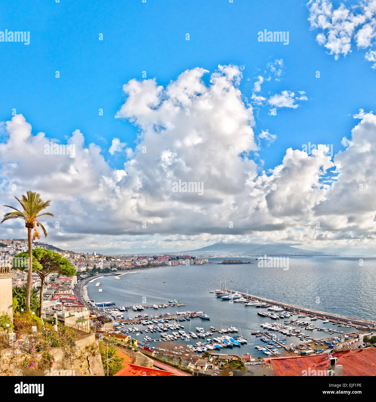 Vista giorno di Napoli da Posillipo con il mar Mediterraneo e il Monte Vesuvio Foto Stock