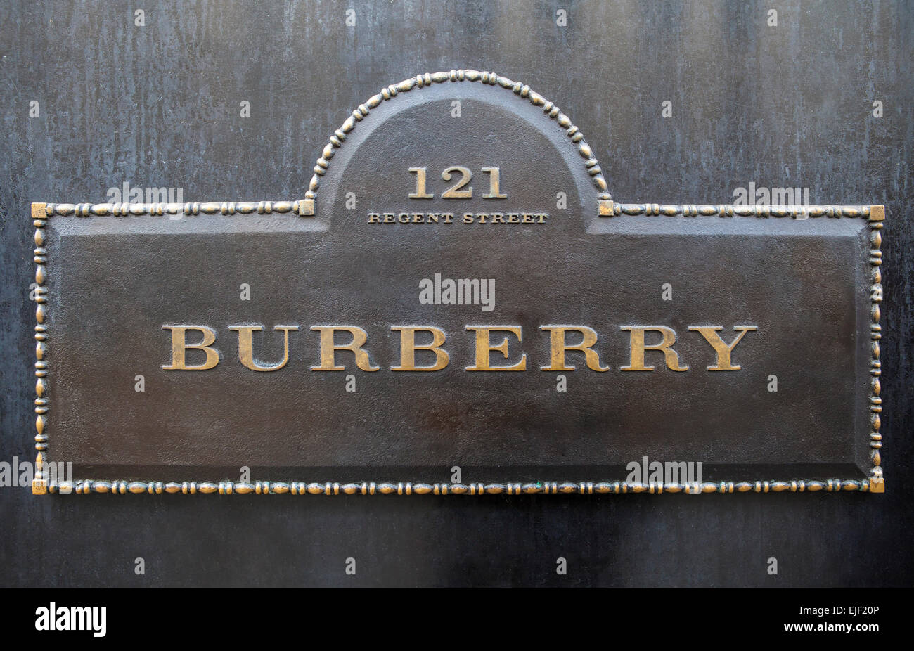 LONDON, Regno Unito - 22 MARZO 2015: un segno per il Burberry negozio di abbigliamento su Regent Street a Londra il 22 marzo 2015. Foto Stock