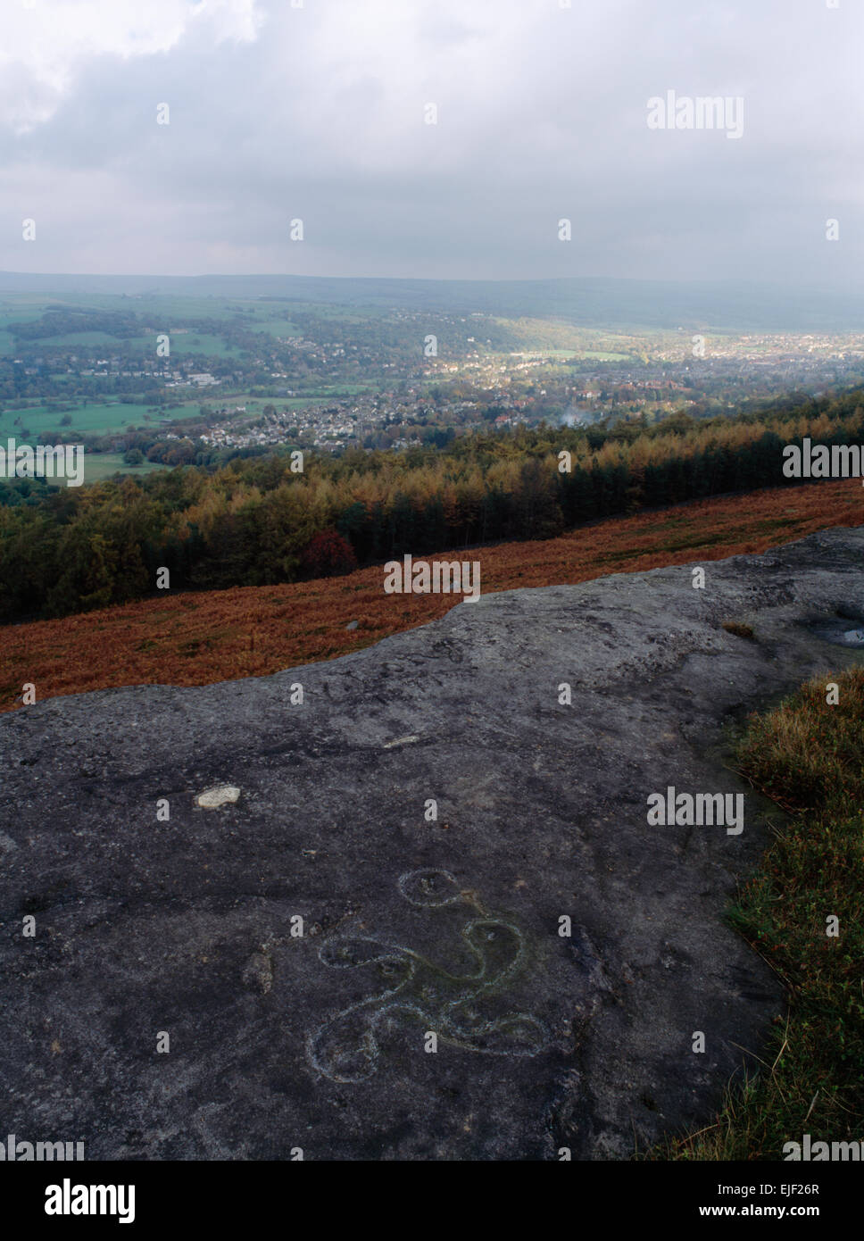 Età del ferro rock carving di una svastica in senso antiorario (scanalatura & croce di 9 tazze) su Woodhouse roccioso affacciato Ilkley in Wharfedale, West Yorkshire. Foto Stock