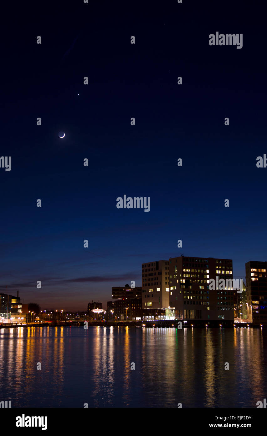 Vista su Amsterdam court house di notte Foto Stock