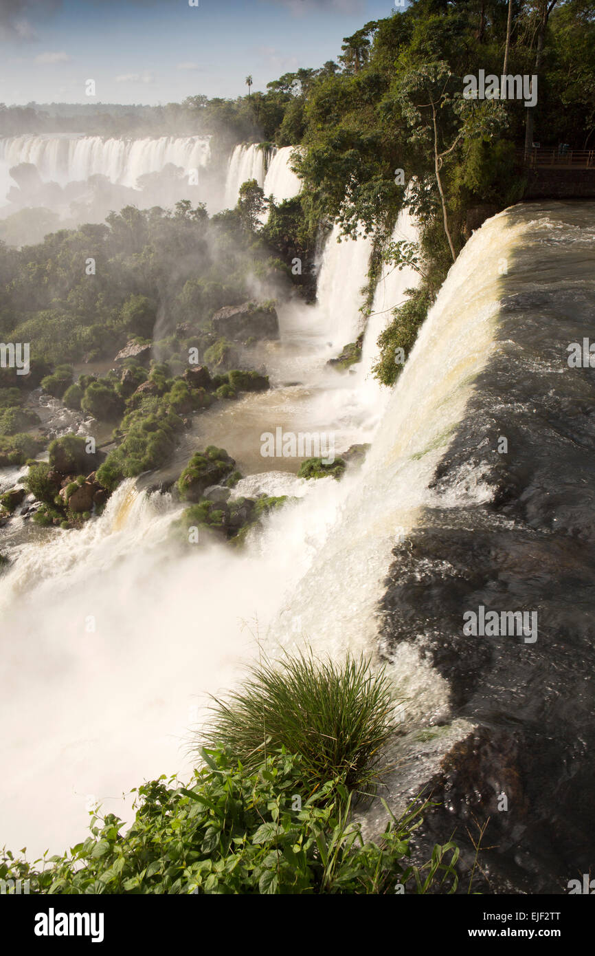 Argentina, Iguazu Falls, wafter scorre su San Martin, Mbigua e Bernabe Mendez cascate Foto Stock
