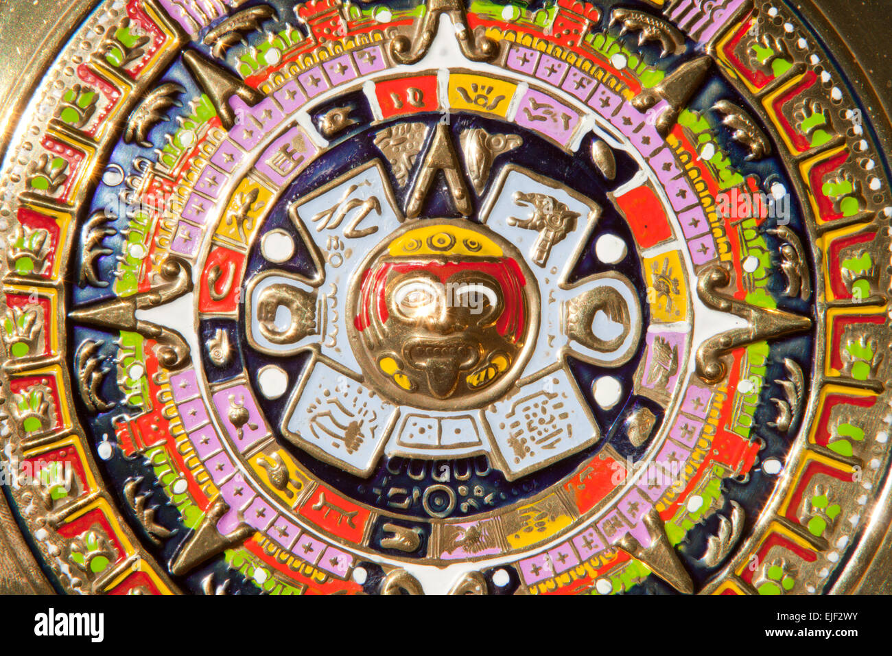 La piastra d'oro pieno di colori. Calendario azteco con Tonatiuh dal disco centrale Foto Stock