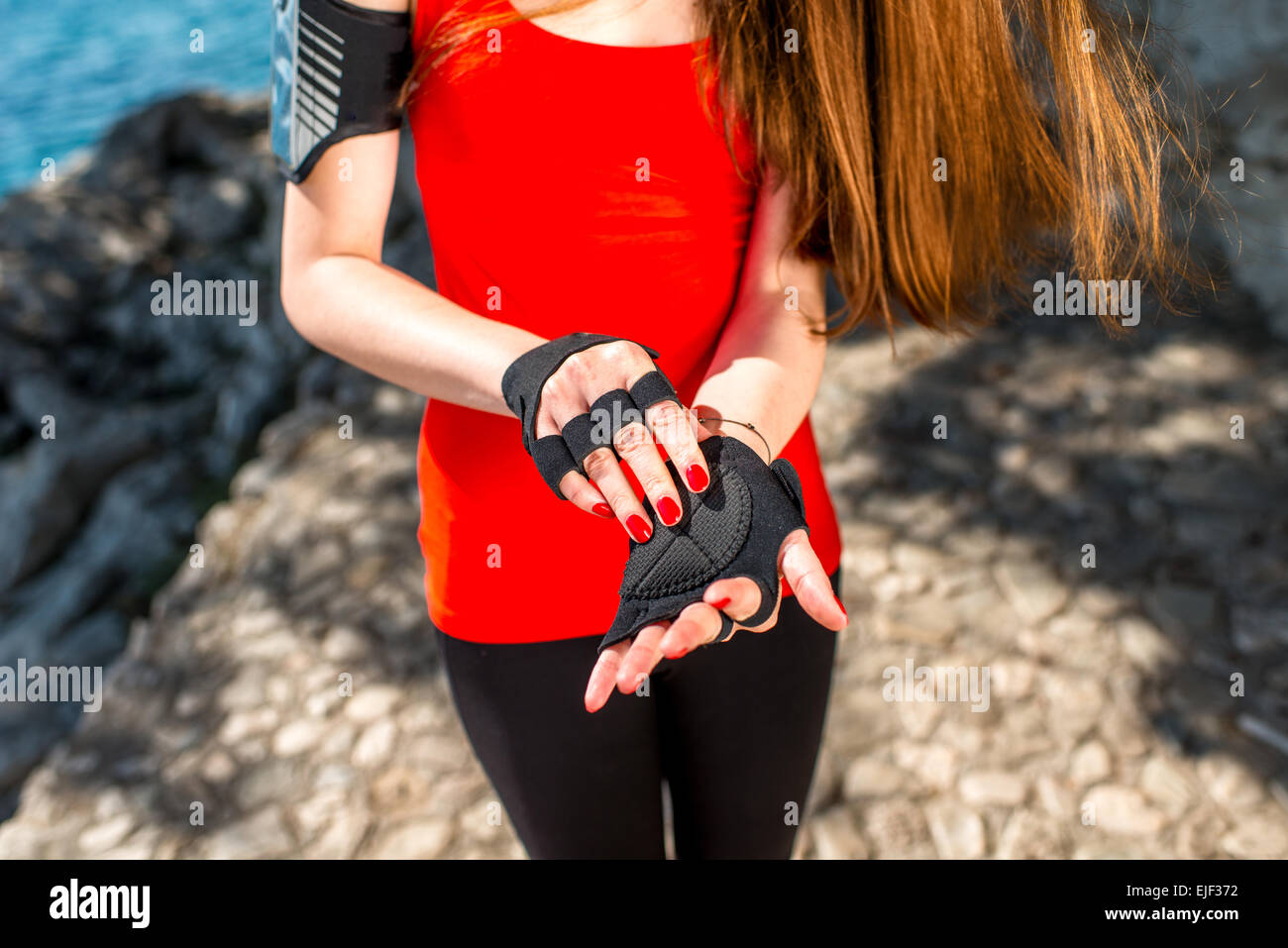 Sport donna messa sul guanti Foto Stock