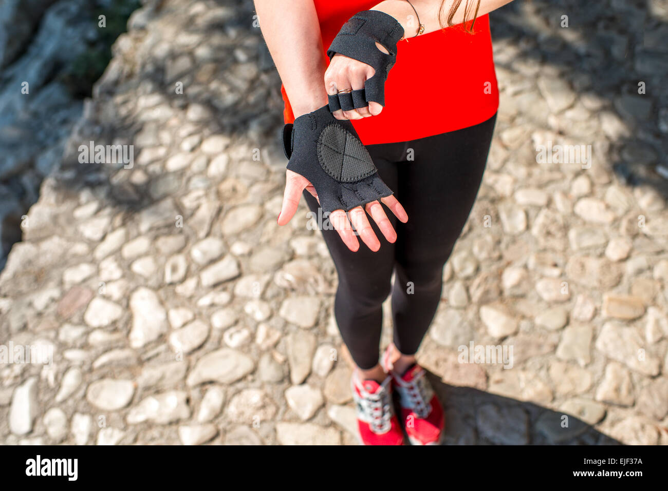 Sport donna messa sul guanti Foto Stock