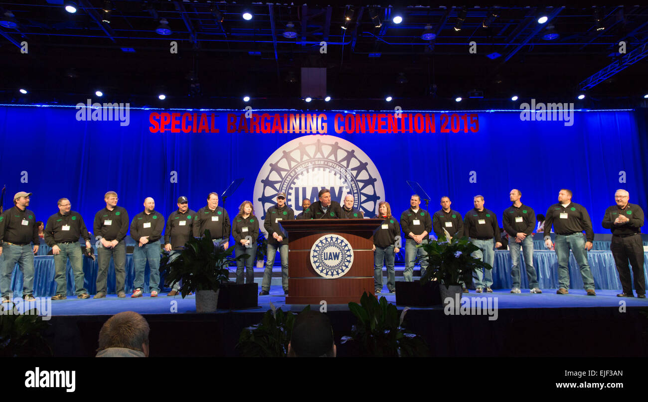 Detroit, Michigan. 25 marzo, 2015. La United Auto lavoratori contrattazione speciale convenzione adottati obiettivi per un nuovo ciclo di contrattazione del contratto. L'Unione è il team di negoziazione per i colloqui di contratto con John Deere è stato introdotto. Credito: Jim West/Alamy Live News Foto Stock