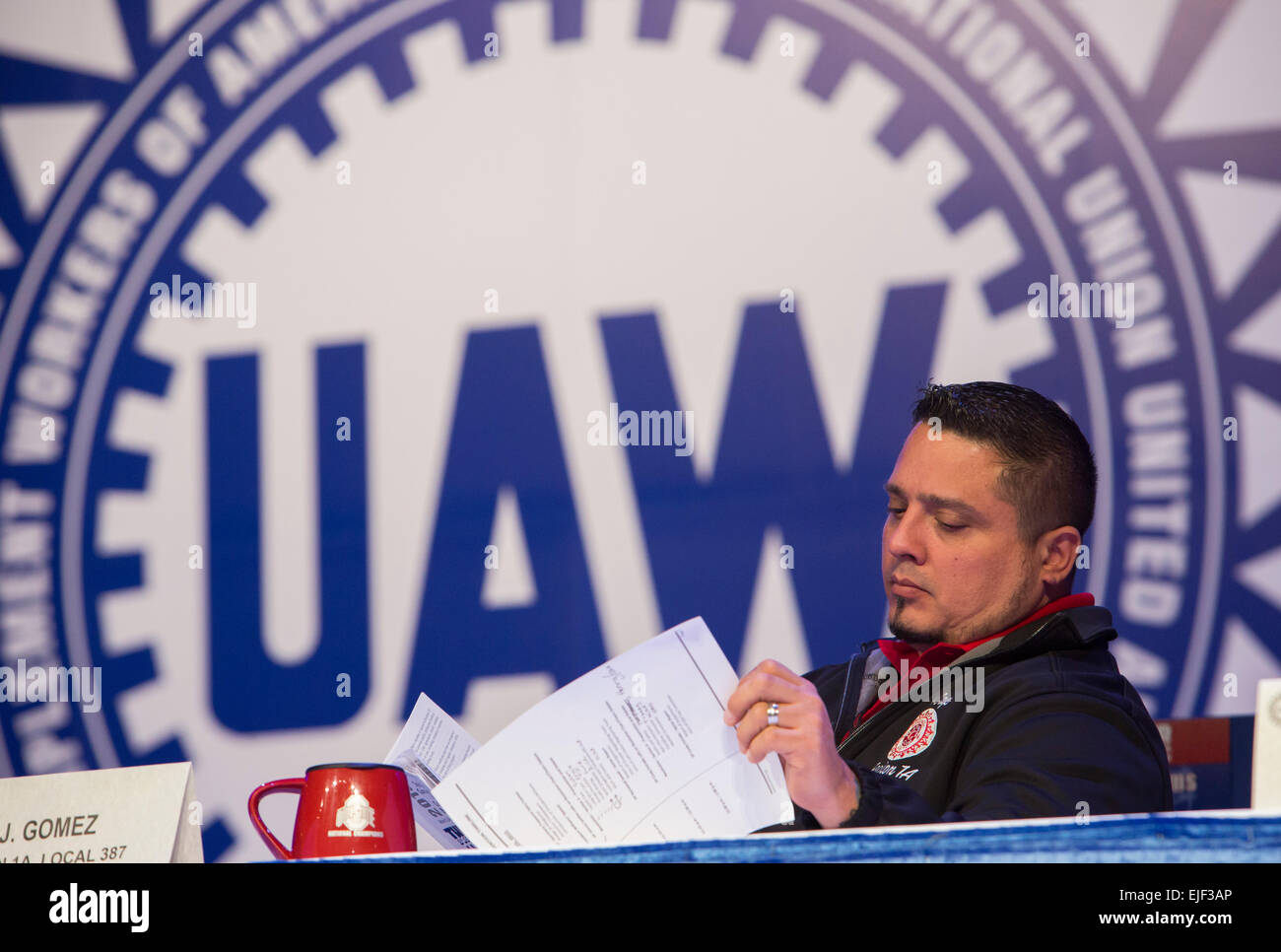 Detroit, Michigan. 25 marzo, 2015. La United Auto lavoratori contrattazione speciale convenzione adottati obiettivi per un nuovo ciclo di contrattazione del contratto. Un elemento di raccordo studiato contratto proposte di contrattazione. Credito: Jim West/Alamy Live News Foto Stock