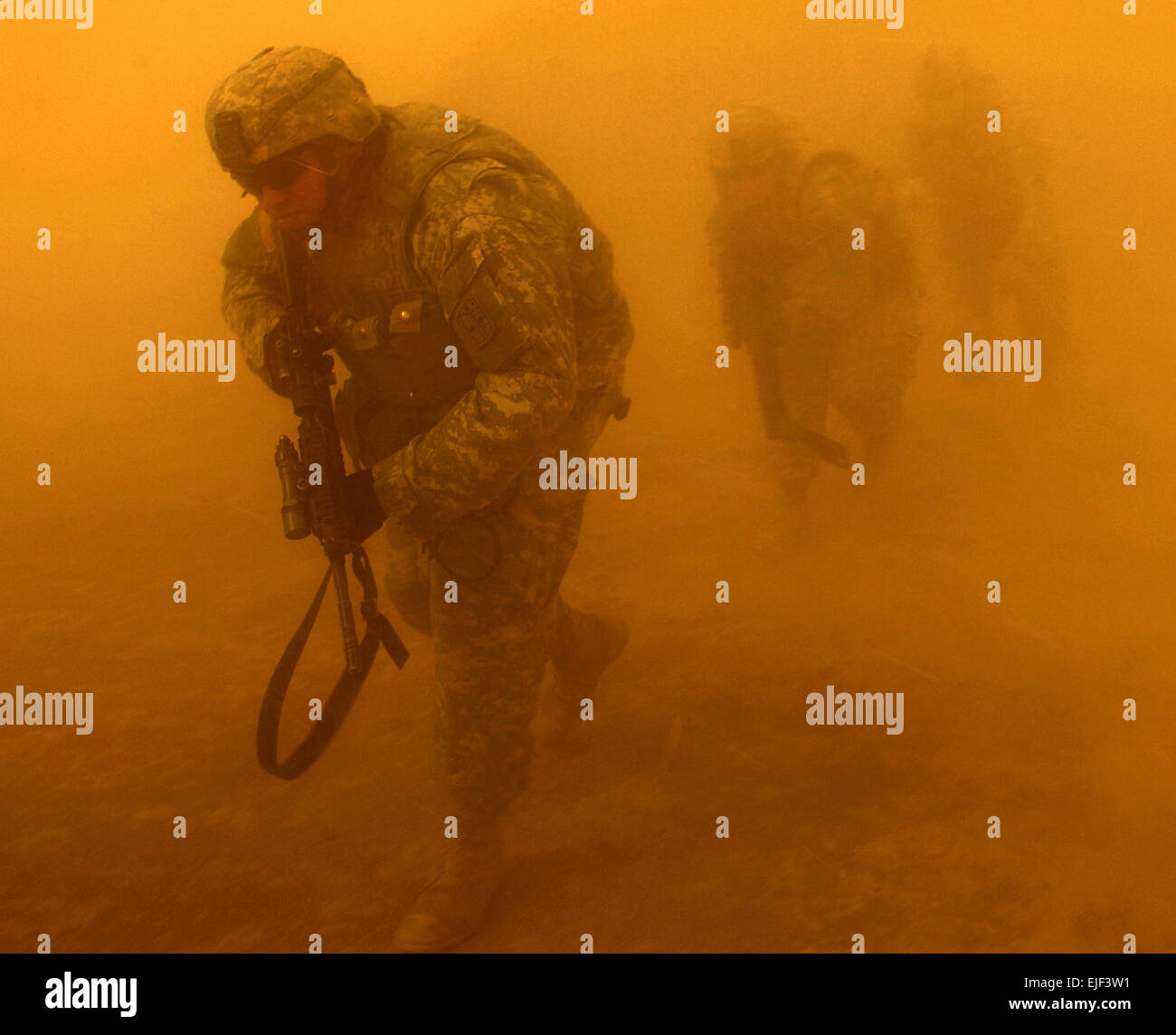 Stati Uniti Army Sgt. Kenneth Strong, sinistra e i suoi compagni soldati uscire a UH-60 Black Hawk elicottero durante un' antenna traffico punto di controllo missione vicino a Tall Afar, Iraq, 2 luglio 2006. I soldati sono assegnati al 4° Battaglione, XXIII Reggimento di Fanteria, 172nd Stryker Brigade Combat Team. Il personale Sgt. Giacobbe N. Bailey, Foto Stock