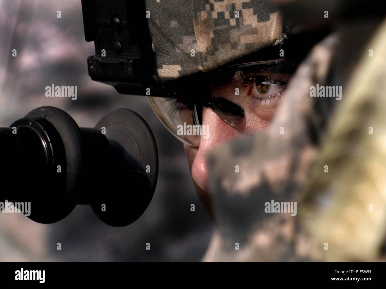 Stati Uniti Pfc dell'esercito. Andrew Mitcham, assegnato a 76th della brigata di fanteria combattere la squadra, esercito indiano Guardia nazionale, si prepara a fuoco un M2.50 del calibro di mitragliatrice durante la mobilitazione di formazione presso il Camp Atterbury manovra comune centro di formazione in Edinburgh, Ind., Dic 14, 2007. Più di 3.400 soldati provenienti dalle zone circostanti si sono mobilitate in preparazione di un 12-mese la distribuzione in Iraq. Il personale Sgt. Russell Lee Klika Foto Stock